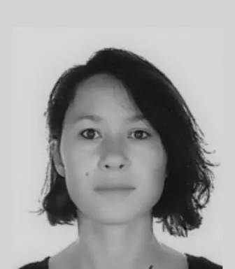 Imagem de uma mulher jovem, a investigadora Laura Leglise sob fundo neutro. D/R