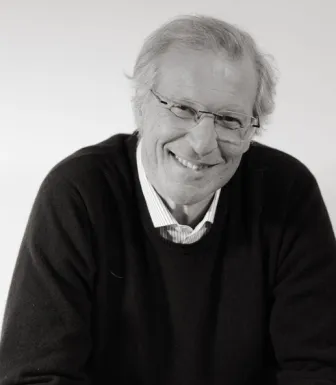 Imagem de um homem, com óculos, o médico e sociólogo Rui Marques. D/R