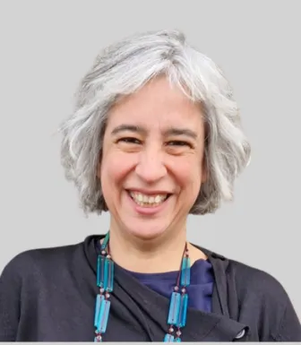 Imagem de uma mulher magra, de cabelos brancs, a investigadora Alexandra Gomes. D./R.