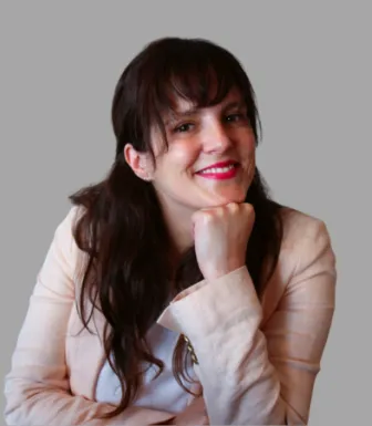 Imagem de uma mulher jovem de cabelos escuros, a esconomista Ana Isabel Sá.