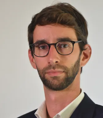 Um homem jovem, de óculos e barba, o especialista em Economia e Finanças Gonçalo Vieira da Luz. D/R.