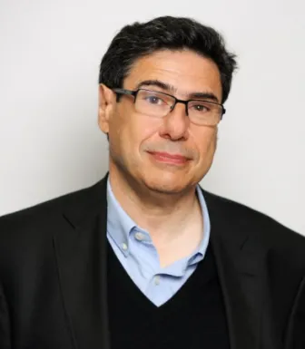 Um homem moreno de óculos,  o Nóbel da Economia Philippe Aghion. Crédito:  Patrick Imbert, Collège de France.