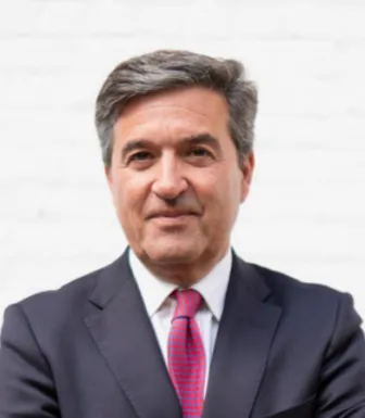 Retrato a cores de um homem, vestido com um fato preto e com uma gravata rosa com quadrados azuis. D/R