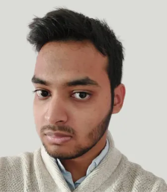 Retrato a cores de um homem com expressão séria. Tem cabelo preto e usa uma camisola bege.