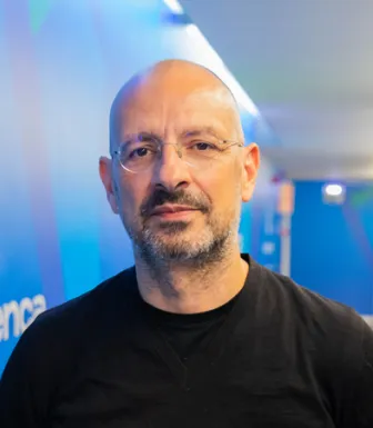 Retrato a cores de um homem com barba, de óculos, vestido com uma camisola preta. DR Gonçalo Costa/RR