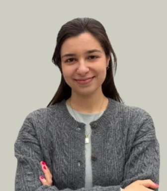 Imagem de uma rapariga jovem, de braços cruzados, a economista Rita Santos. D.R.