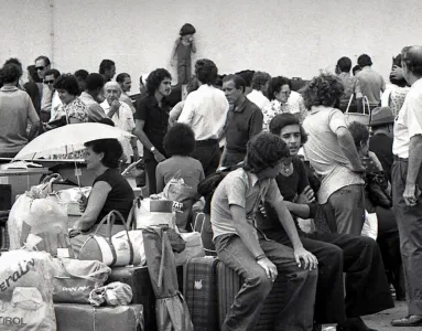 Imagem do regresso dos portugueses das colónias na ponte aére de Luanda para Lisboa, em 1975, numa imagem de Joaquim Proença Lobo, Arquivo de Identificação de Lisboa