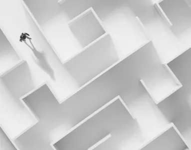 Imagem de um homem num labirinto. Crédito: Shutterstock