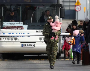 Imagem de um grupo de refugiados ucranianos, a maioria mulheres com crianças, a cruzar a fronteira com a Polónia. Crédito: Shutterstock
