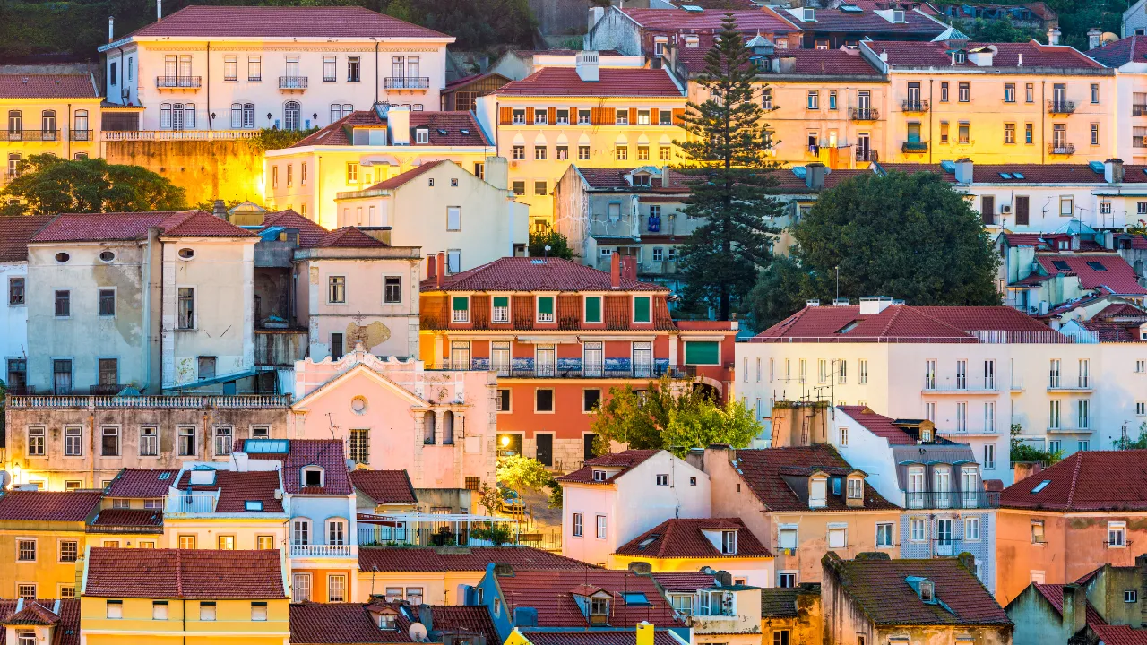 Imagem do casario numa colina de Lisboa