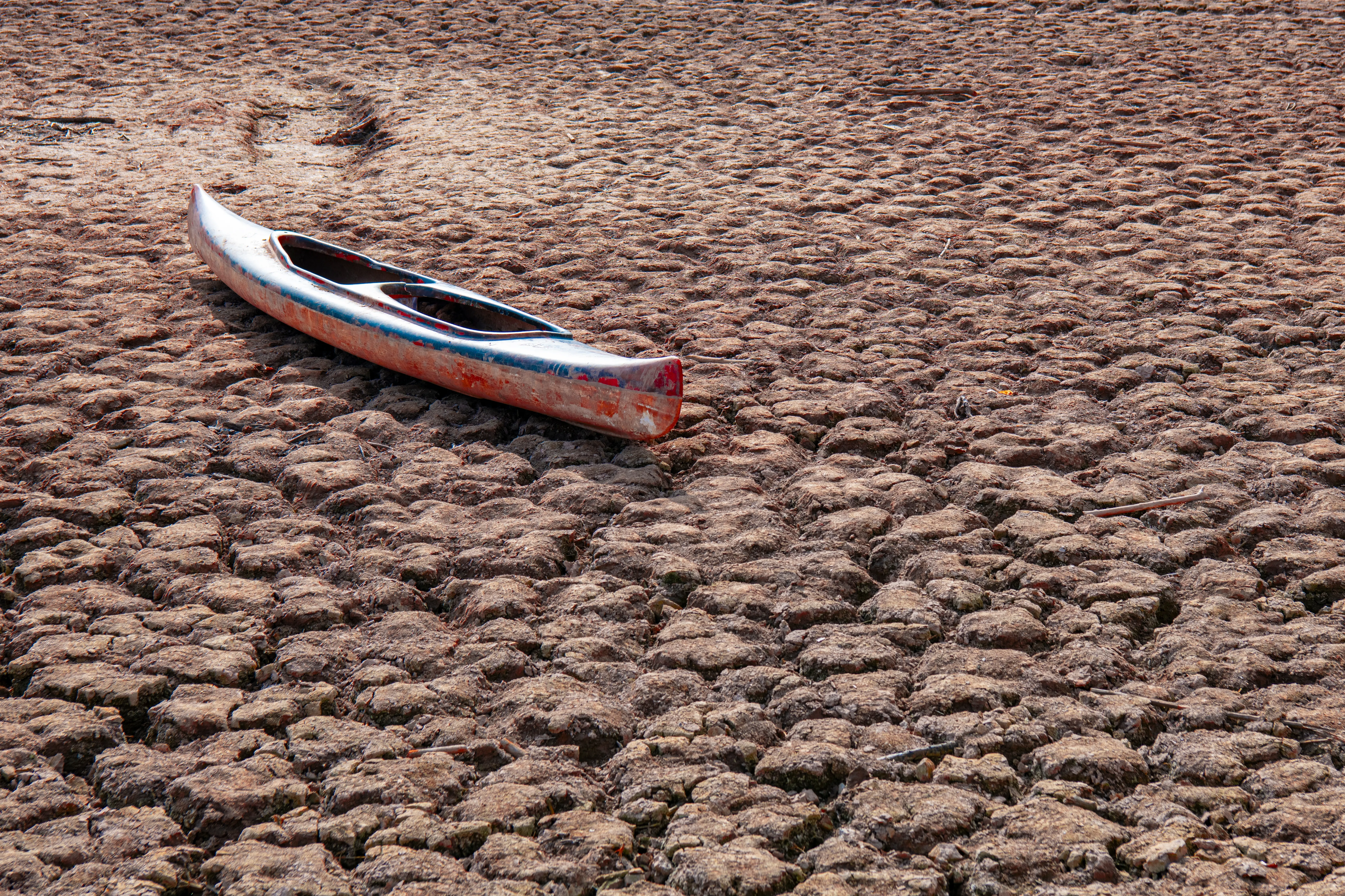 Imagem de uma canoa numa barragem seca, que ilustra o impacto da seca atual na barragem de Sau, na Catalunha. Créditos: shutterstock