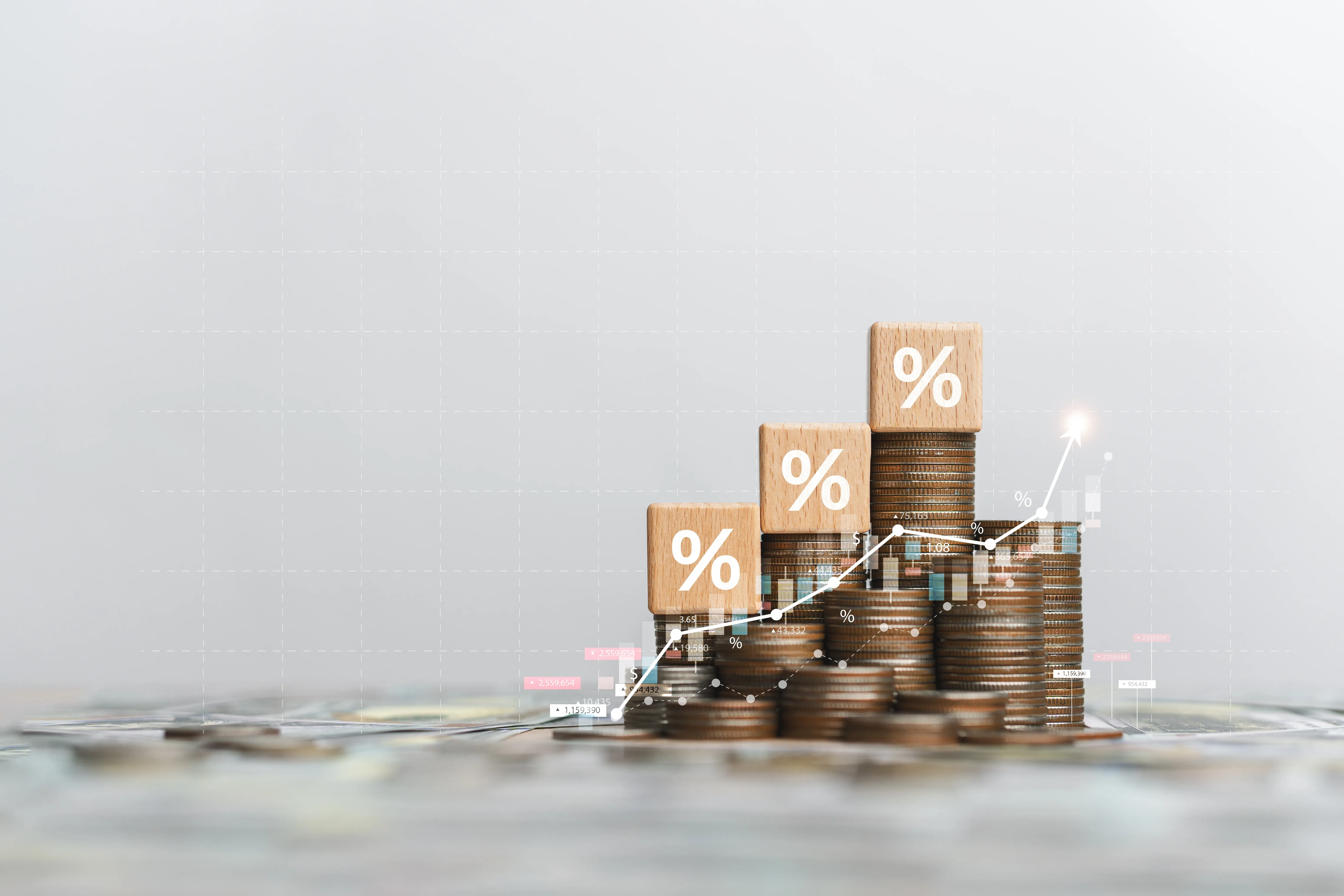 Imagem de vários montes de moedas misturadas com gráficos de crescimento e percentagens. Créditos:  shutterstock