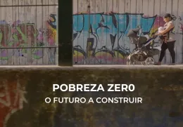 Imagem de uma mulher a empurrar um carrinho de gémeos e com um bebé ao colo