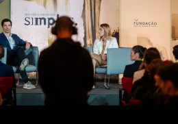 Roberta Metsola ao vivo em Portugal, durante a entrevista da série «Isto Não é Assim tão Simples»