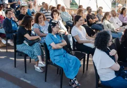 Imagem da plateia a assistir à Praça da Fundação «Refugiadas em Portugal, uma vulnerabilidade a mais», na Feira do Livro de Lisboa