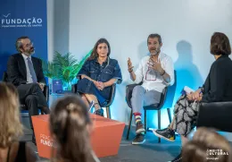 Imagem do advogado João Taborda da Gama, da professora Maria Carmo Carvalho e de Pedro Teixeira, durante a Praça da Fundação «Viagem aos psicadélicos: novas terapias e horizontes pessoais?»