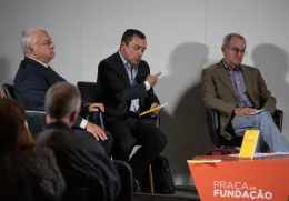 Imagem do debate da Praça da Fundação sobre cibersegurança e as ameaças virtuais com José Tribolet, António Gameiro Marques e Pedro Veiga. D/R