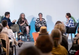 Imagem do sociólogo Nuno Dias, da vice-presidente da ANCI, Maria dos Anjos Catapirra, e de Ana Paula Gil, autor do ensaio «Quem Cuidará de Mim?», durante a apresentação do livro