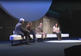 O politólogo Andrew Chadwick sentado num sofá branco, à conversa com duas senhoras e um homem. Fundo escuro, com o logotipo da Fundação.