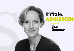 Retrato a preto e branco de Lisa Damour sobre um fundo rosa claro, com o texto "It's not that simple. Adolescence interview".