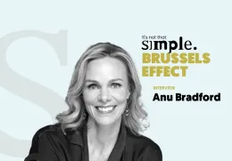 Retrato a preto e branco da professora de Direito Anu Bradford, sobre um fundo azul, com o título: "It's not that simple. Brussels Effect. INTERVIEW".