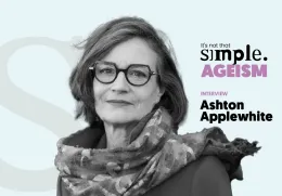 Retrato a preto e branco de Ashton Applewhite, sobre um fundo azul claro, com o texto "It's not that simple. Ageism. Interview."