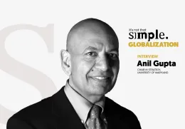 Retrato a preto e branco de Anil Gupta, sobre um fundo cinzento, com o texto: "It's not that simple. GLOBALIZATION". Entrevista".