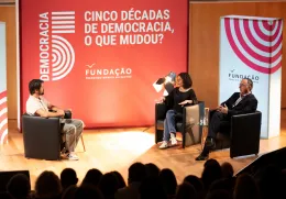 Imagem de Tomás Magalhães, Alda Azevedo e Pedro Góis durante o debate «E depois da revolução: população e famílias»