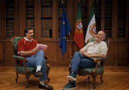 Imagem de Guilherme Geirinhas com Paulo Raimundo, durante a gravação da rúbrica «Moção de Confiança»