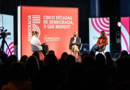 Imagem de Capicua, Margarida Graça Santos e José Pedro Sousa durante o debate «E depois da revolução: saúde e economia»