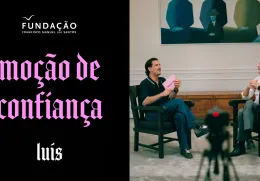 Imagem de Guilherme Geirinhas e de Luís Montenegro, durante a gravação da rúbrica «Moção de Confiança»