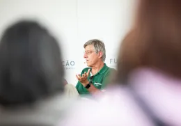 Imagem de Arlindo Oliveira durante a Praça da Fundação «IA Generativa: máquinas pensantes são promessa ou ameaça?»