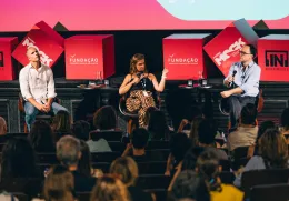 Imagem de Ricardo Araújo Pereira, Mariana Cabral e João Pereira Coutinho durante a sessão «Olha aí que isso alieja» no Worten Mock Fest