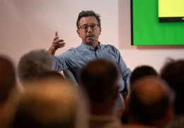Imagem de José Carlos Mota, autor do ensaio «A Participação Cívica em Portugal», durante a apresentação do livro