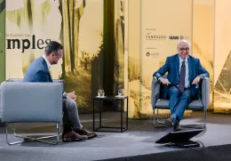 Imagem do jornalista Pedro Pinto e do biólogo Alfonso Martínez Arias durante a entrevista «Genética não é assim tão simples»