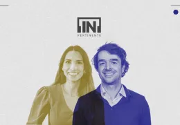 A radialista Filipa Galrão e o endocrinologista Ricardo Rangel, lado a lado, com o logotipo "[IN]Pertinente" ao centro, acima das suas cabeças, sobre um fundo cinzento claro.