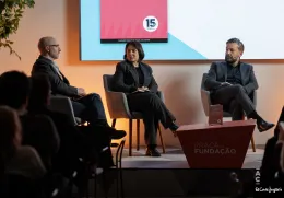 Dois homens e uma mulher sentados, em palco, à conversa sobre o livro da Fundação, que está pousado numa mesa entre eles