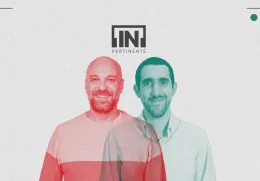 Hugo van der Ding ao lado de Bernardo Caldas. Ambos sorridentes. Ao centro, o logotipo [IN]Pertinente