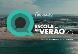 O logotipo da escola de verão da Fundação com o texto "Escola de Verão 25", sob uma imagem de uma praia-