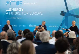 Três pessoas sentadas no palco. Uma plateia a assistir. Texto "Energy, a future for Europe".