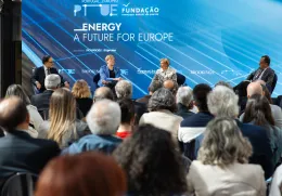 Dois homens e duas mulheres sentados num palco. Várias cabeças de pessoas a assistir. Texto "Energy: a future for Europe".