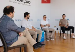 Quatro homens sentados num palco, em cadeiras pretas, entre eles o ex-selecionador e treinador Paulo Bento.