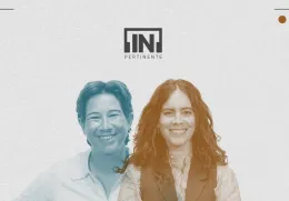 Duas mulheres sorridentes. Por cima, os logotipos do podcast "[IN]PERTINENTE" e da "Fundação".