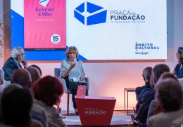 Imagem de uma plateia, onde estão sentados a debater um homem e uma mulher: o neurologista Alexandre Castro Caldas e escritora Lídia Jorge.
