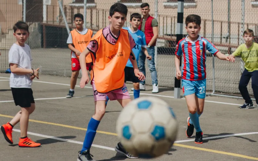 Crianças a jogar futebol