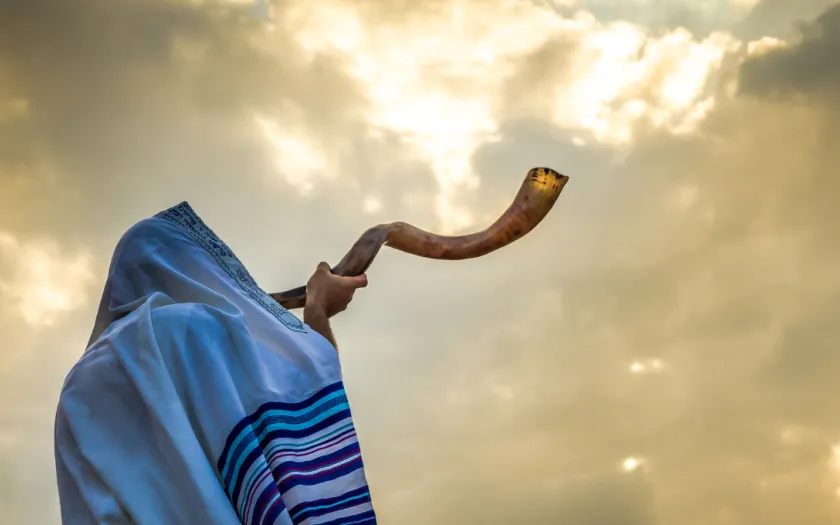 Imagem de uma israelita em oração sob um céu de trovoada