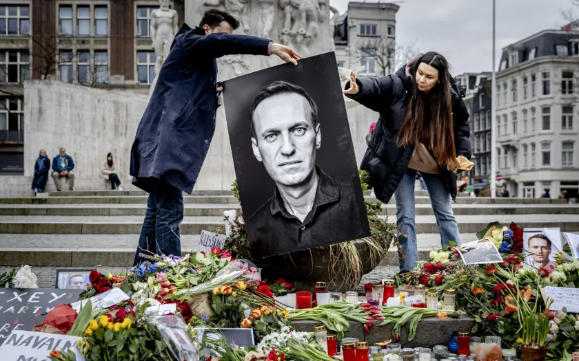 Fotografia de uma vigilia, organizada na Praça Dam (Holanda), em memória de Alexei Navalny, poucos dias após a sua morte. ©EPA