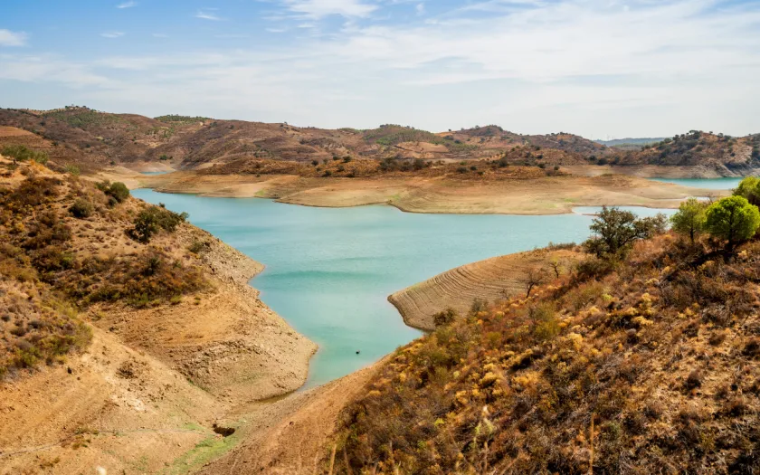 Imagem da barragem de Odeleite, no Algarve