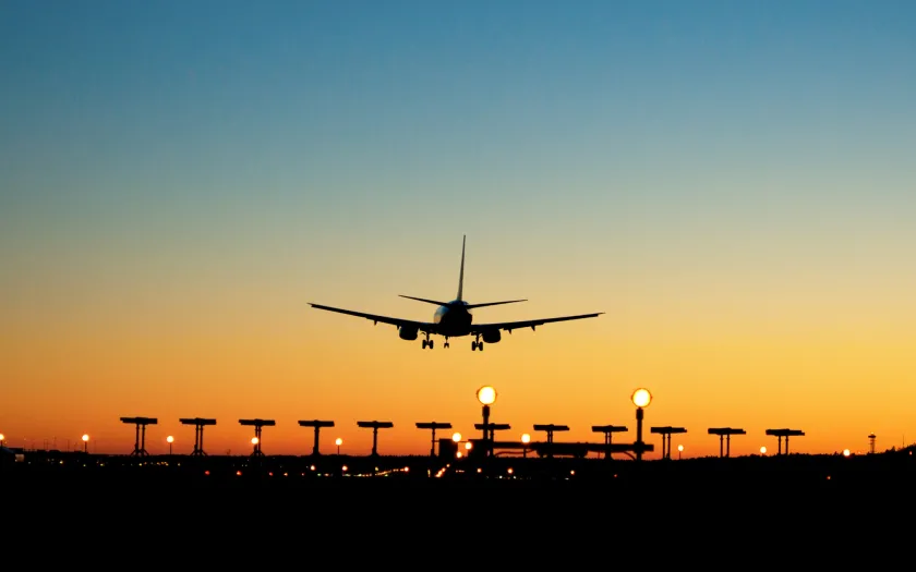 Imagem de um avião a aterrar numa pista de aeroporto