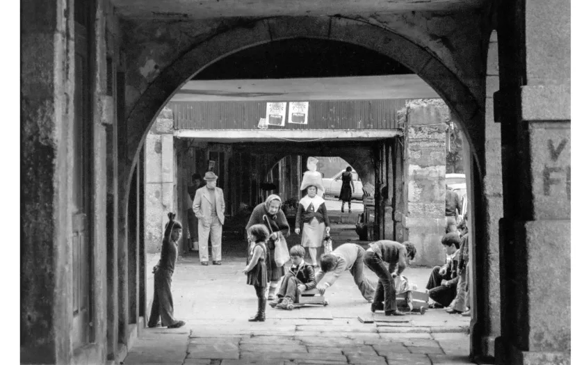 Imagem da vida na cidade do Porto sob os arcos dos edifícios, 1984. Crédito: Nuno Félix da Costa.